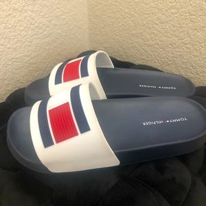 𝐓𝐨𝐦𝐦𝐲 𝐇𝐢𝐥𝐟𝐢𝐠𝐞𝐫 𝐒𝐥𝐢𝐝𝐞𝐬